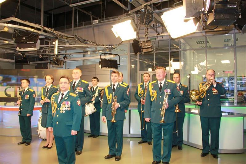 Военный оркестр Центра подготовки личного состава Северо-Западного округа войск национальной гвардии Российской Федерации в программе «Студия 11» телеканала Юрган выступил с музыкальным поздравлением