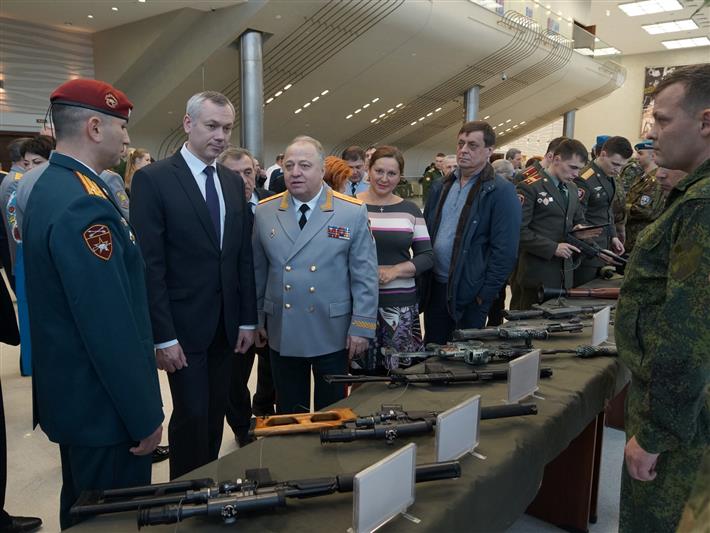 В честь Дня защитника Отечества врио губернатора Новосибирской области Андрей Травников наградил офицеров Росгвардии