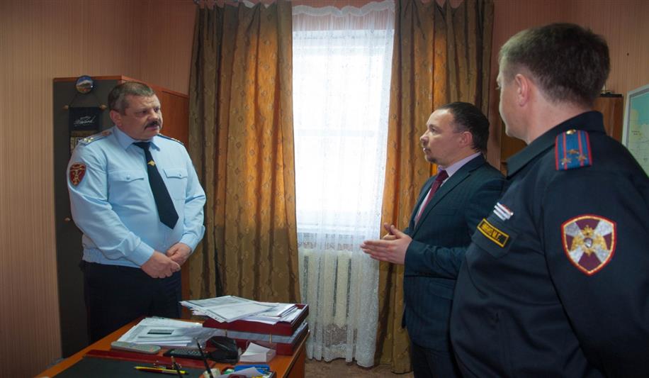 Главный федеральный инспектор по Чукотскому автономному округу посетил территориальный отдел Росгвардии
