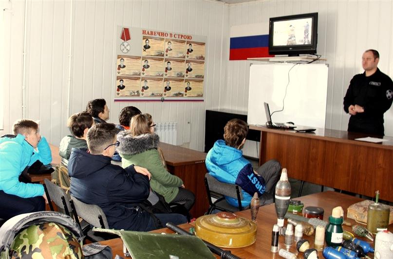 Бойцы новочеркасского ОМОНа провели для школьников Урок мужества