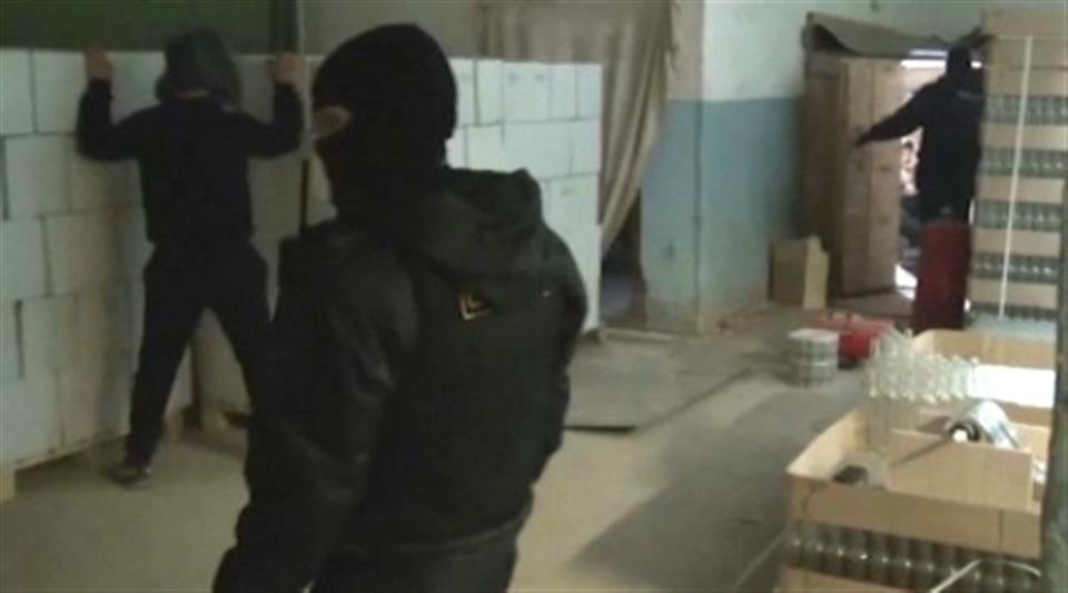 В Ишиме при силовой поддержке ОМОНа Росгвардии пресечена деятельность подпольного цеха по производству фальсифицированного алкоголя