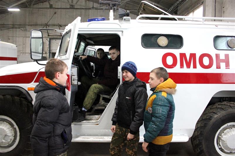 Бойцы ОМОНа  в Ростове провели патриотическое мероприятие для учащихся