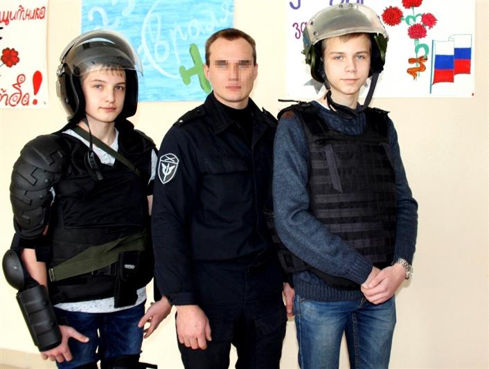 В Ростове-на-Дону сотрудники ОМОНа на транспорте рассказали юным железнодорожникам о своей службе