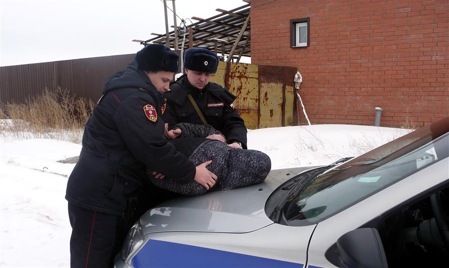 Сотрудники вневедомственной охраны Росгвардии Оренбуржья задержали гражданина, переносившего крупную партию наркотиков