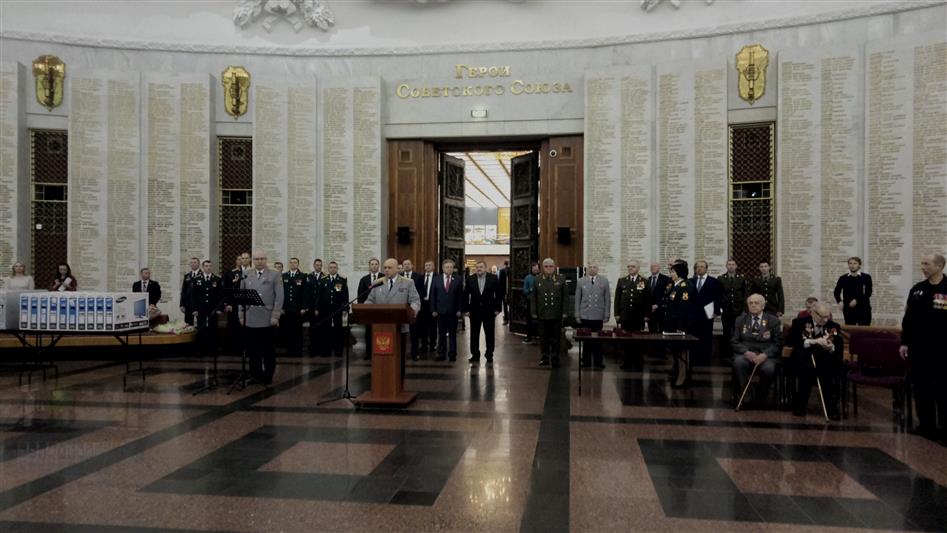 Cтатс-секретарь – заместитель директора Росгвардии генерал-полковник Сергей Захаркин вручил отличившимся военнослужащим и сотрудникам государственные награды