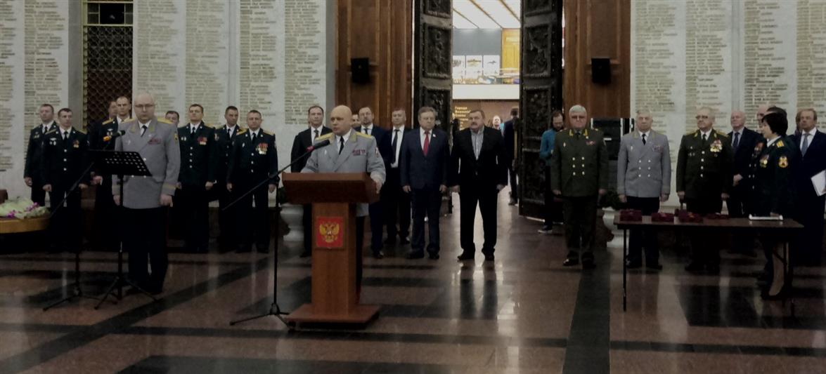 Cтатс-секретарь – заместитель директора Росгвардии генерал-полковник Сергей Захаркин вручил отличившимся военнослужащим и сотрудникам государственные награды