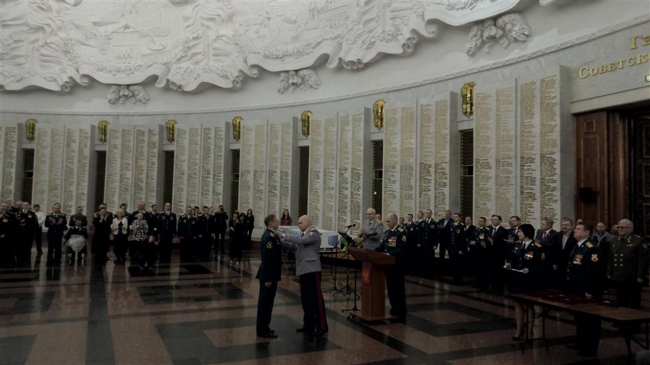 Cтатс-секретарь – заместитель директора Росгвардии генерал-полковник Сергей Захаркин вручил отличившимся военнослужащим и сотрудникам государственные награды