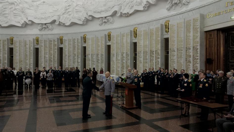 Cтатс-секретарь – заместитель директора Росгвардии генерал-полковник Сергей Захаркин вручил отличившимся военнослужащим и сотрудникам государственные награды
