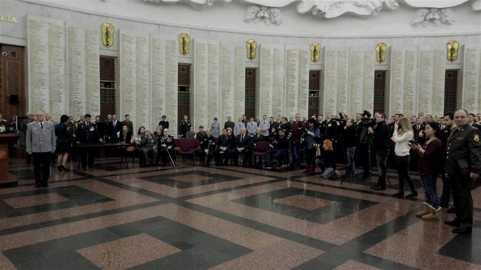 Cтатс-секретарь – заместитель директора Росгвардии генерал-полковник Сергей Захаркин вручил отличившимся военнослужащим и сотрудникам государственные награды