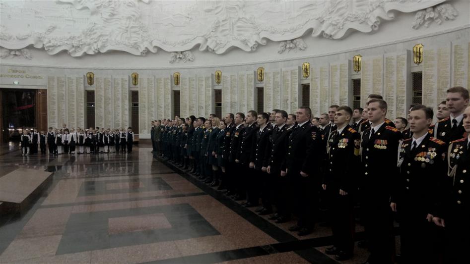 Cтатс-секретарь – заместитель директора Росгвардии генерал-полковник Сергей Захаркин вручил отличившимся военнослужащим и сотрудникам государственные награды