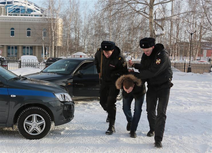 В Нижневартовске росгвардейцы задержали мужчину, обокравшего парфюмерный магазин