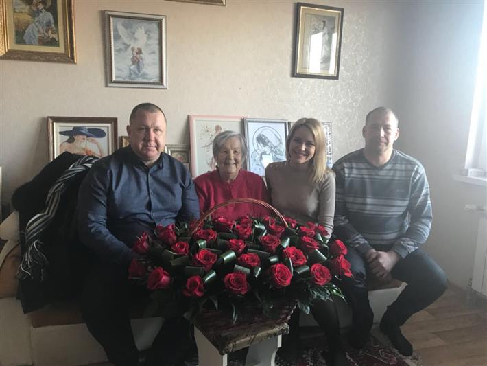 Калининградские росгвардейцы поздравили с 80-летием мать бойца ОМОНа, погибшего при исполнении служебного долга
