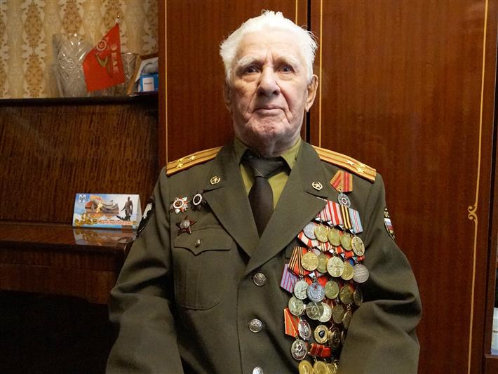 Командующий Сибирским округом Росгвардии поздравил со 100-летием одного из старейших ветеранов войск правопорядка