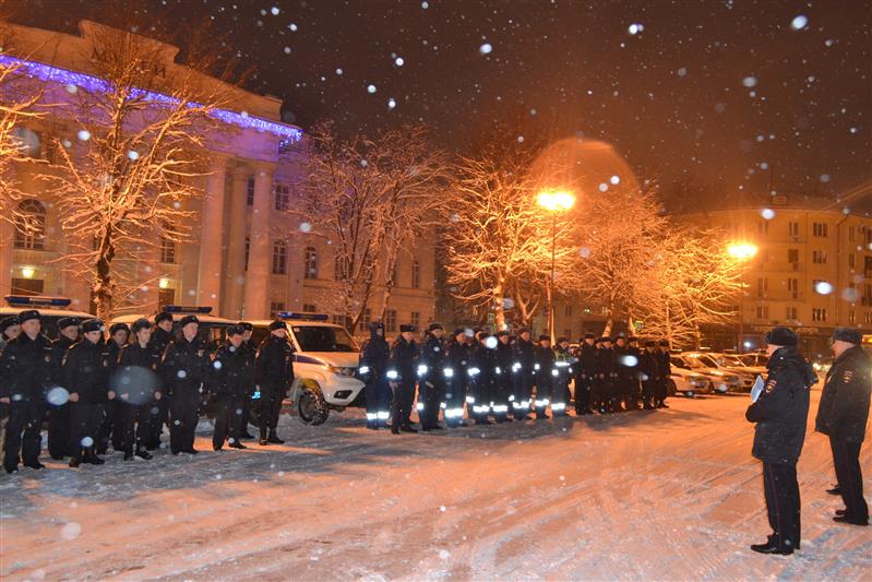 В Великом Новгороде прошел гарнизонный развод нарядов Росгвардии и полиции, заступающих на службу по охране общественного порядка