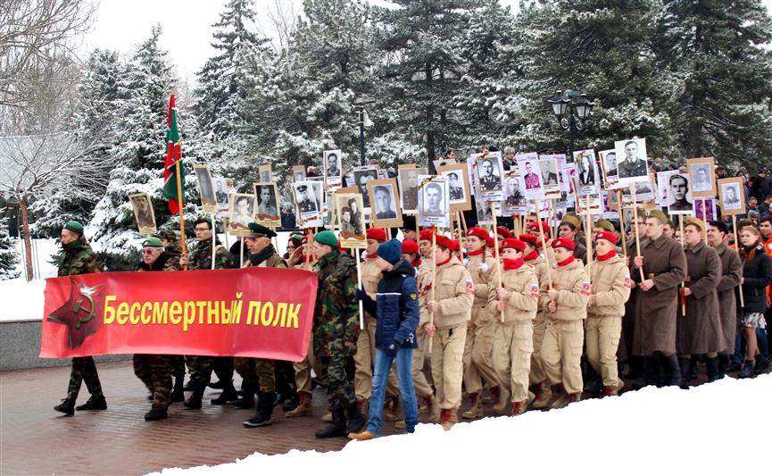Военнослужащие и сотрудники Росгвардии отдали дань уважения подвигу воинов Красной армии, освободивших 75 лет назад Ростов-на-Дону 