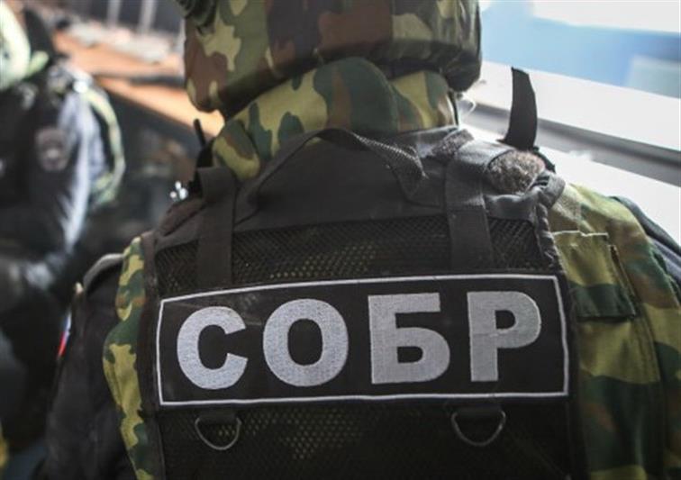 При силовой поддержке бойцов СОБРа задержан мурманчанин, подозреваемый в умышленном поджоге автомобилей