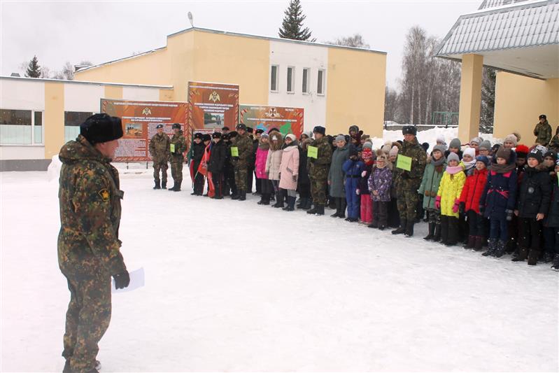 Военнослужащие воинских частей Росгвардии, расположенных в городе Казани, провели Уроки мужества для студентов и школьников 