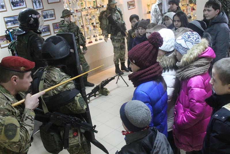 Военнослужащие воинских частей Росгвардии, расположенных в городе Казани, провели Уроки мужества для студентов и школьников 