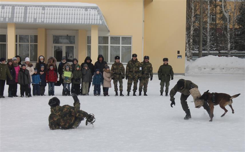 Военнослужащие воинских частей Росгвардии, расположенных в городе Казани, провели Уроки мужества для студентов и школьников 
