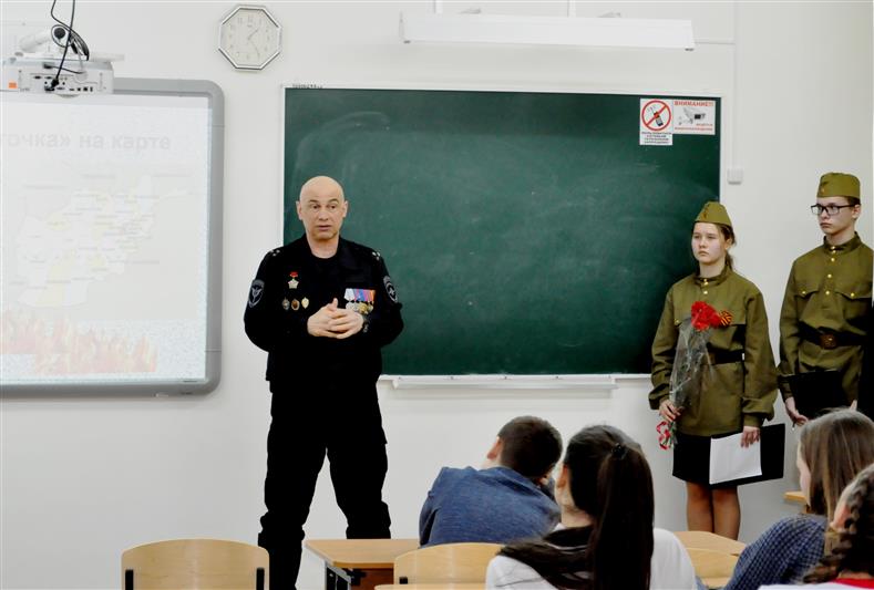 В Майкопе офицер Росгвардии провел Урок мужества для учащихся школы 