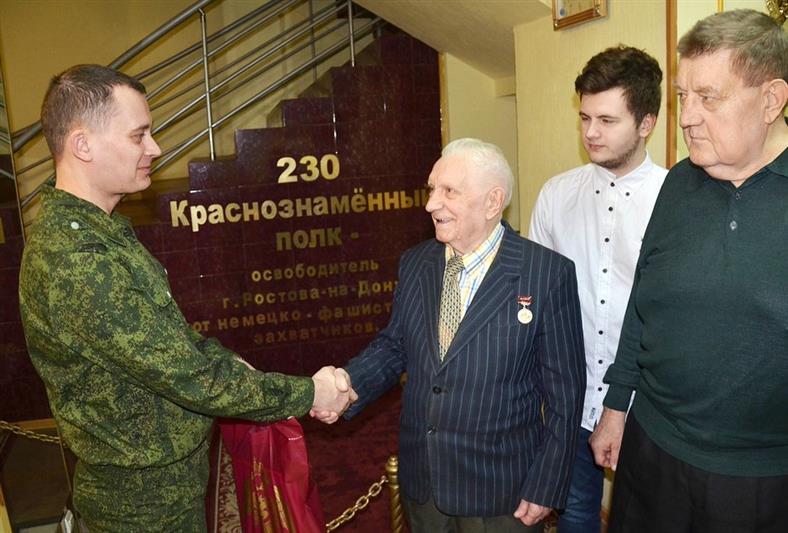 Военнослужащие Росгвардии и представители ветеранской организации поздравили участника Великой Отечественной войны с 91-летием 