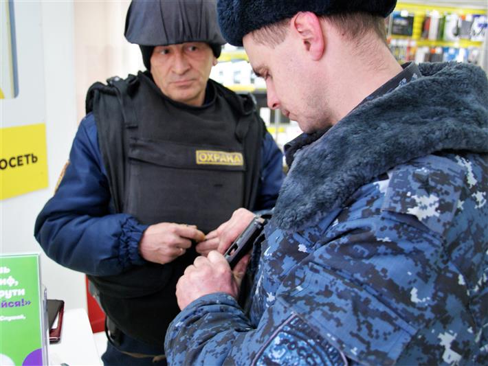 В Хакасии инспекторы Росгвардии проверили частных охранников 