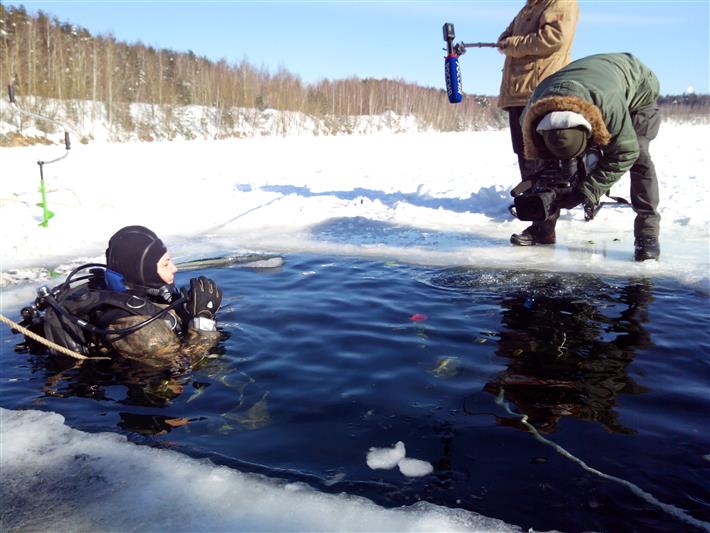 Росгвардейцы поздравили женщин... из-под воды! (фото, видео)