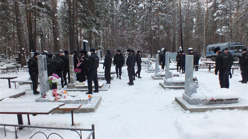 Сотрудники екатеринбургского ОМОН почтили память погибших товарищей