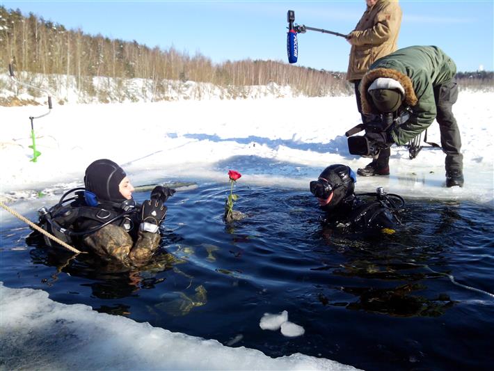Росгвардейцы поздравили женщин... из-под воды! (фото, видео)