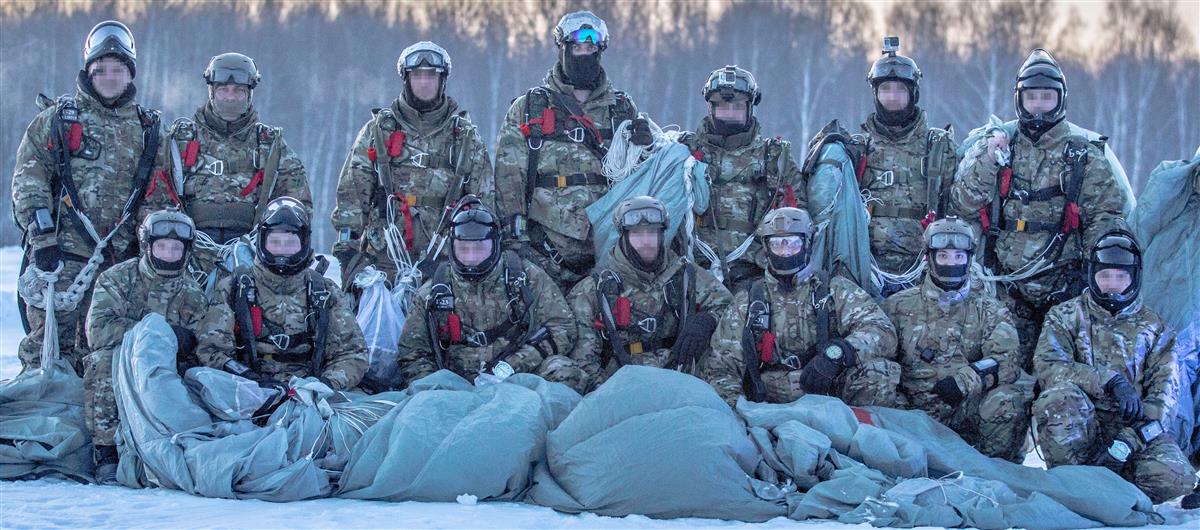 Перед учением в районах Крайнего Севера и Заполярья спецназовцы Росгвардии совершили по 100 прыжков с парашютом (фото, видео)