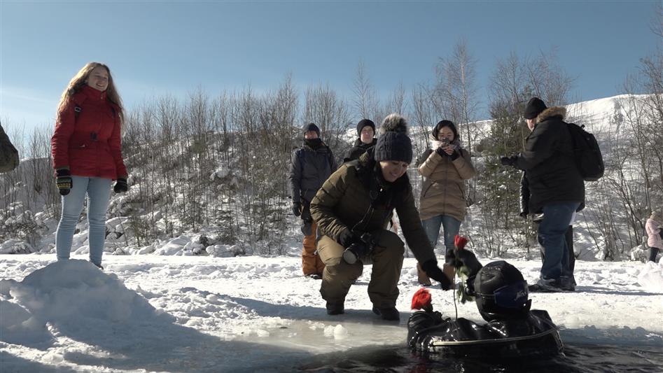 Росгвардейцы поздравили женщин... из-под воды! (фото, видео)