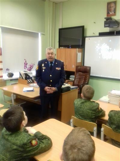 В День авиации Росгвардии занятия с кадетами провел Заслуженный военный летчик России