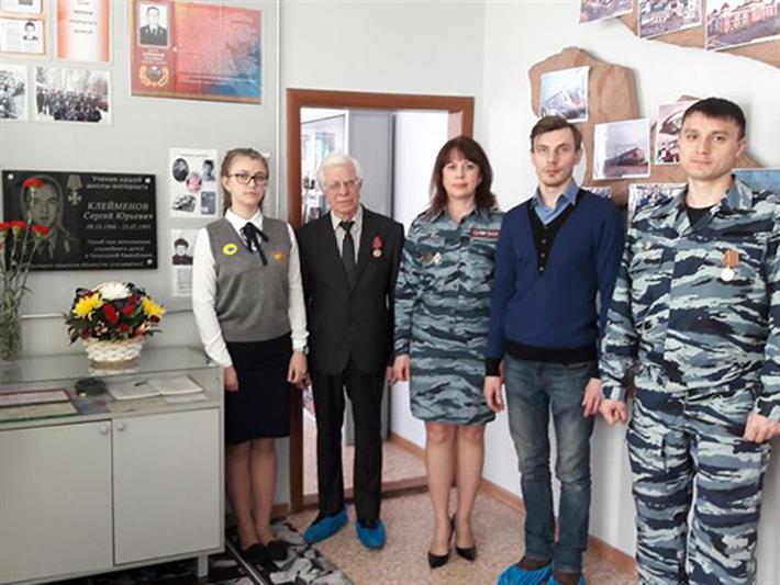Бойцы ОМОН стали членами жюри смотра-конкурса строя и песни в Новокузнецкой школе-интернате