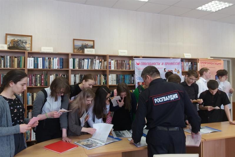 В Мурманской области сотрудники Росгвардии приняли участие в «Выставках образовательных услуг»