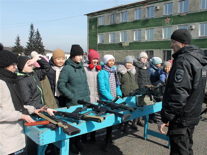 Школьники побывали в гостях у ОМОНовцев Республики Тува