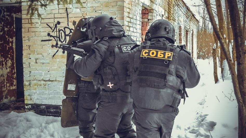 В Новгородской области сотрудники СОБР «Рубин» Росгвардии задержали вооруженного дебошира, открывшего стрельбу по полицейским