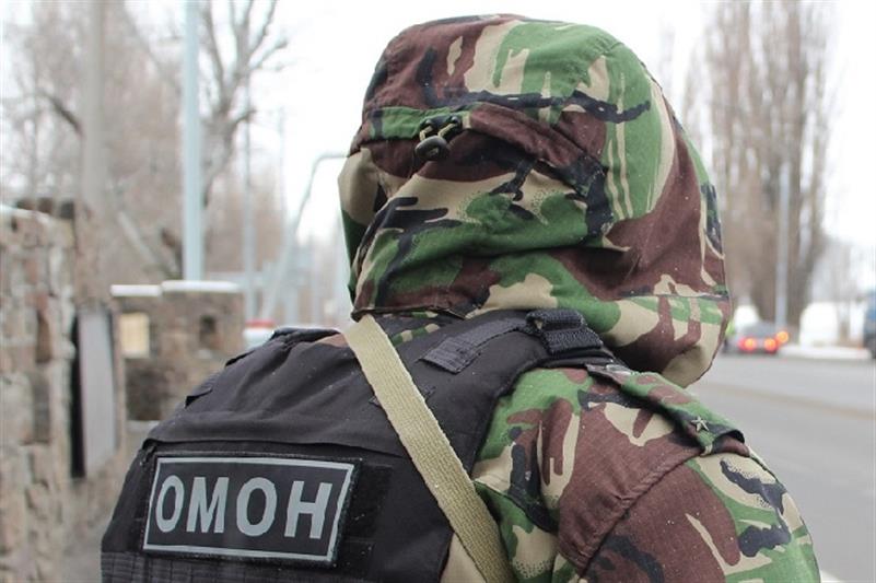 В Саратове ОМОН задержал подозреваемого в причастности к совершению особо тяжкого преступления  