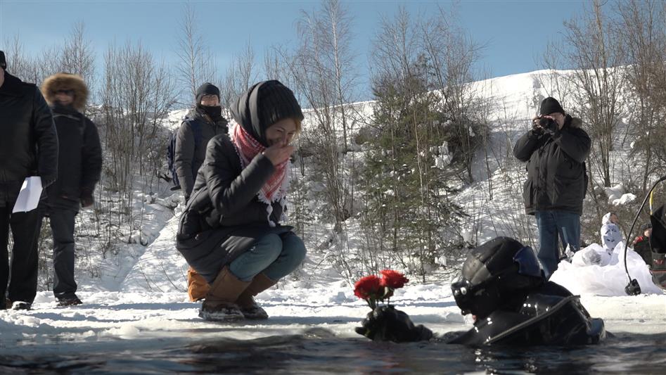 Росгвардейцы поздравили женщин... из-под воды! (фото, видео)