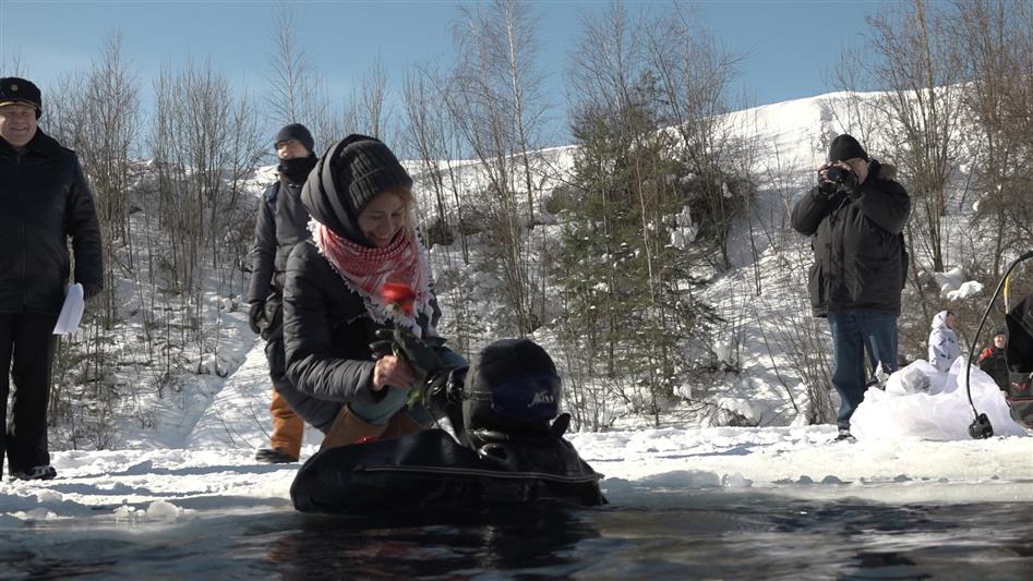 Росгвардейцы поздравили женщин... из-под воды! (фото, видео)