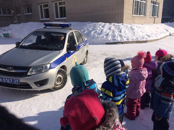 Накануне Дня войск национальной гвардии псковские и архангельские росгвардейцы провели уроки мужества
