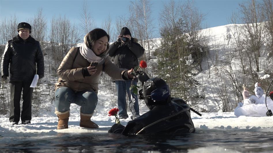 Росгвардейцы поздравили женщин... из-под воды! (фото, видео)