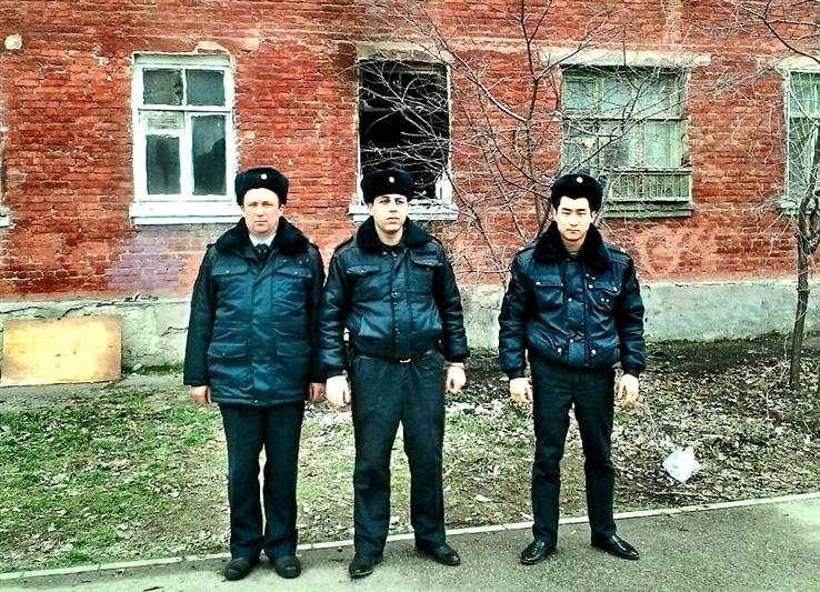 В Ростове-на-Дону сотрудники вневедомственной охраны Росгвардии спасли пятерых человек из горящего дома