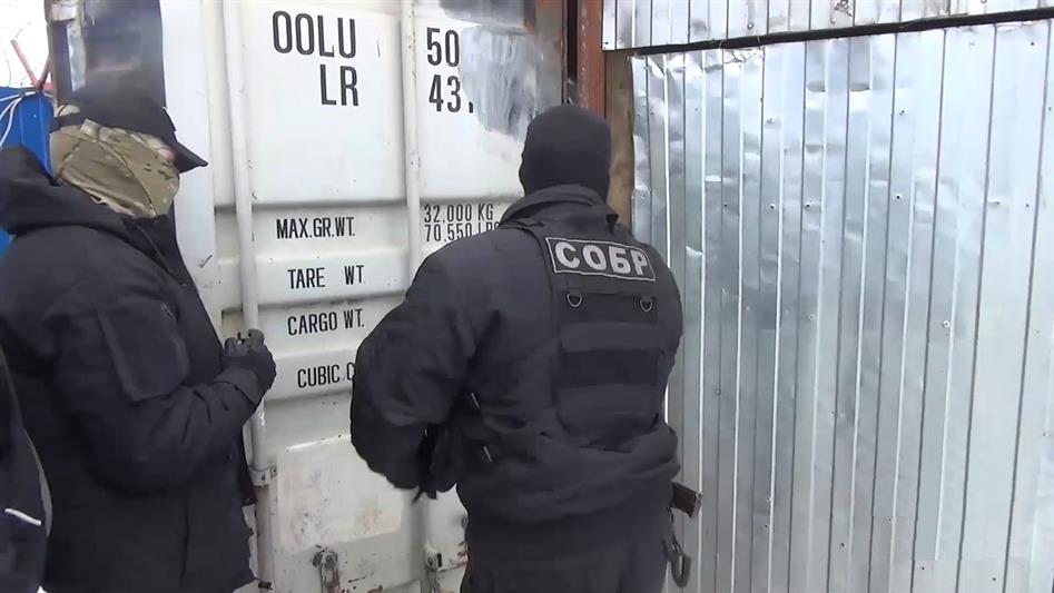 При силовой поддержке петербургского СОБР пресечена деятельность подпольного алкогольного цеха