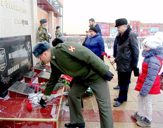 Военнослужащие и ветераны астраханского батальона оперативного назначения Южного округа Росгвардии почтили память погибших товарищей