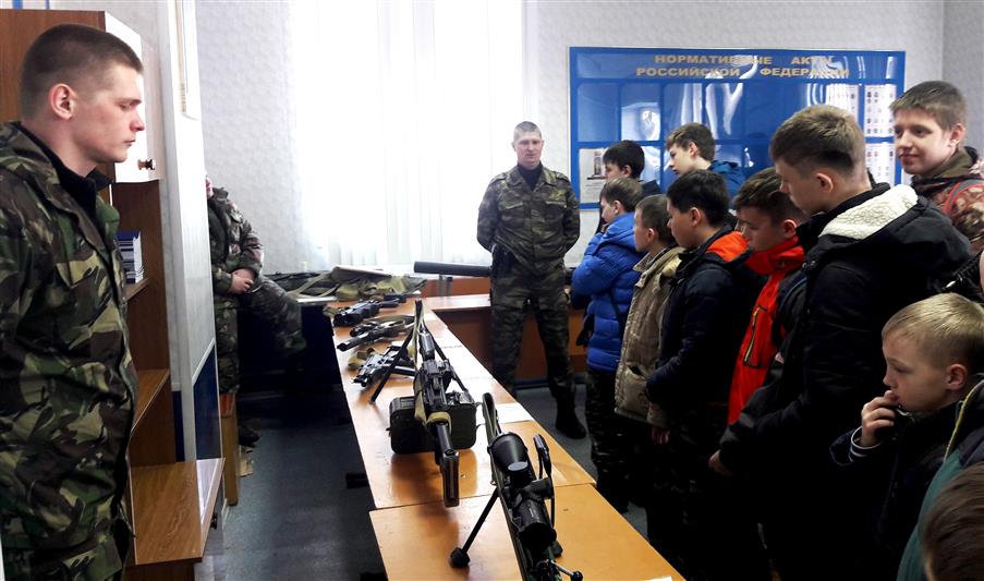 Бойцов ОМОН Управления Росгвардии по Волгоградской области с профессиональным праздником поздравили активисты патриотического движения «Юнармия»