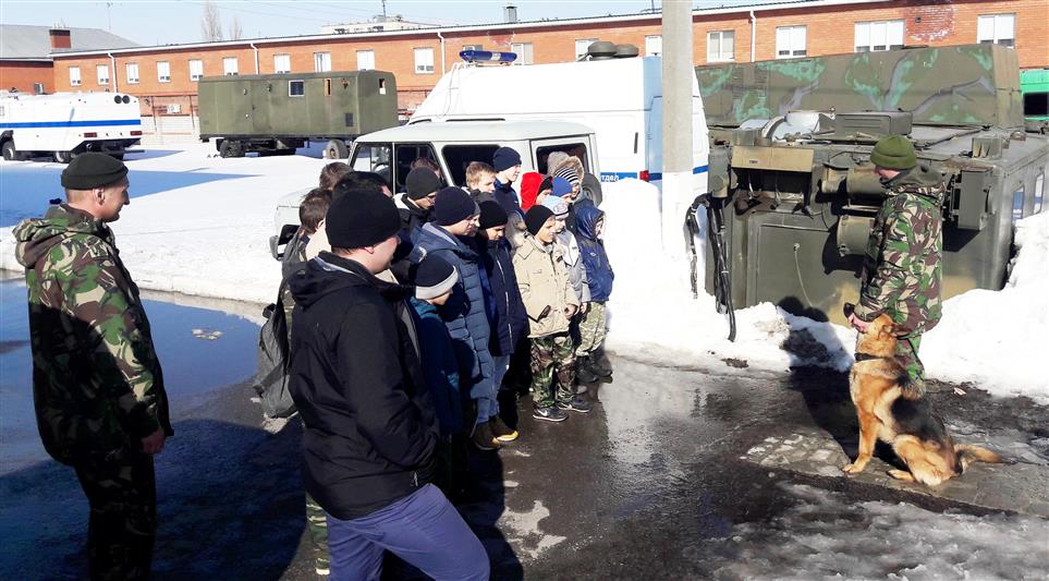 Бойцов ОМОН Управления Росгвардии по Волгоградской области с профессиональным праздником поздравили активисты патриотического движения «Юнармия»