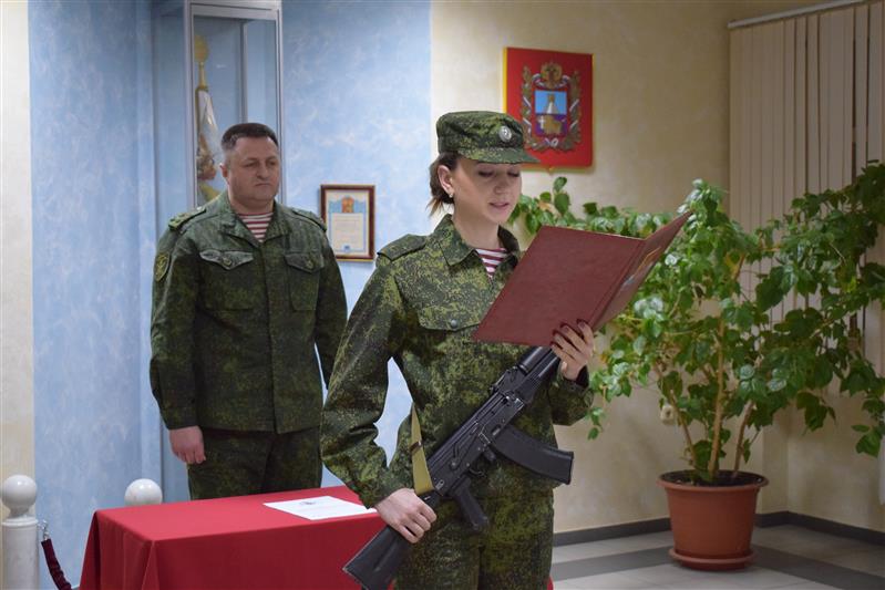 В преддверии Дня Росгвардии девушки-военнослужащие Управления Росгвардии по Ставропольскому краю приняли военную присягу