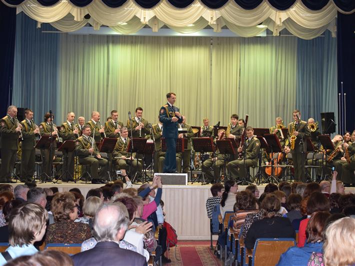 В Иркутске музыканты образцово-показательного оркестра войск национальной гвардии удивили слушателей виртуозной техникой исполнения