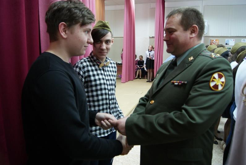 В Иваново сотрудники Росгвардии поздравили школьников со вступлением в юнармейское движение