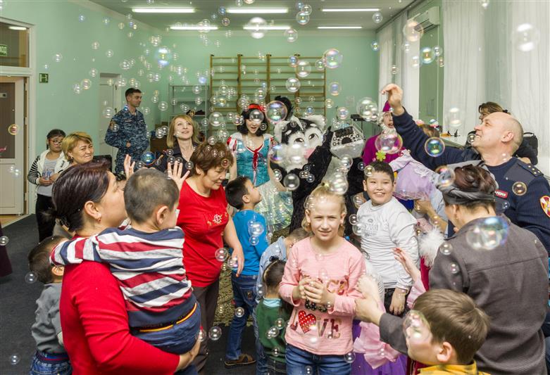 В г. Байконуре сотрудники Главного управления Росгвардии по Московской области устроили праздник для подопечных центра социального обслуживания